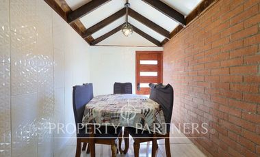 Linda casa en seguro condominio