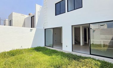 ‼️CASA DE 3 RECÁMARAS FRENTE A JARDÍN A UNOS PASOS DE AVENIDA‼️