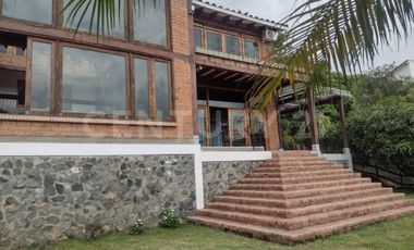 Renta Hermosa casa campestre km 1 via Dapa Urbanizacion Colinas de Arroyo Alto