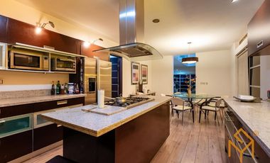 Casa en Venta en Valle Real en Coto Versalles con alberca y gran jardin.