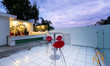 Casa en Venta en Valle Real en Coto Versalles con alberca y gran jardin.