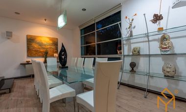 Casa en Venta en Valle Real en Coto Versalles con alberca y gran jardin.