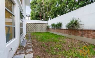 Casa en Venta en Valle Real en Coto Versalles con alberca y gran jardin.