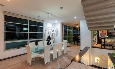 Casa en Venta en Valle Real en Coto Versalles con alberca y gran jardin.