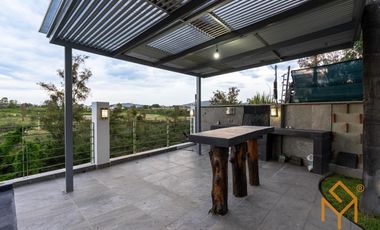 Casa en Venta en Valle Real en Coto Versalles con alberca y gran jardin.