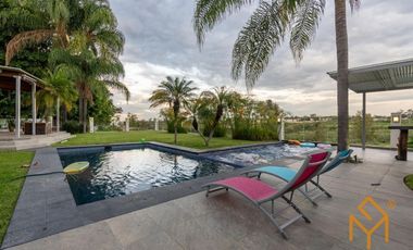 Casa en Venta en Valle Real en Coto Versalles con alberca y gran jardin.