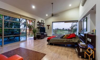 Casa en Venta en Valle Real en Coto Versalles con alberca y gran jardin.