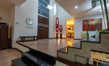 Casa en Venta en Valle Real en Coto Versalles con alberca y gran jardin.