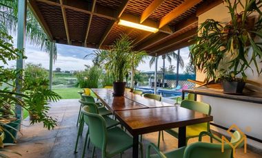 Casa en Venta en Valle Real en Coto Versalles con alberca y gran jardin.