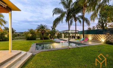 Casa en Venta en Valle Real en Coto Versalles con alberca y gran jardin.