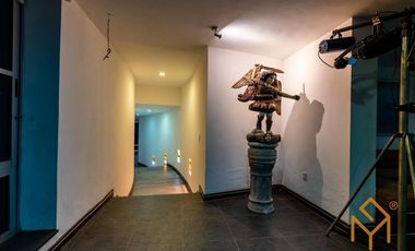 Casa en Venta en Valle Real en Coto Versalles con alberca y gran jardin.