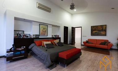 Casa en Venta en Valle Real en Coto Versalles con alberca y gran jardin.