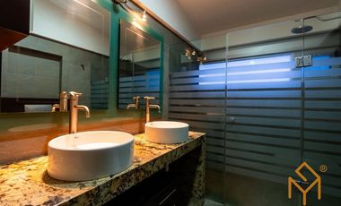 Casa en Venta en Valle Real en Coto Versalles con alberca y gran jardin.