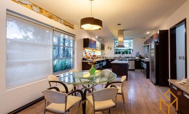 Casa en Venta en Valle Real en Coto Versalles con alberca y gran jardin.