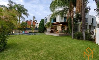 Casa en Venta en Valle Real en Coto Versalles con alberca y gran jardin.