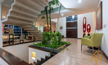 Casa en Venta en Valle Real en Coto Versalles con alberca y gran jardin.