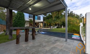 Casa en Venta en Valle Real en Coto Versalles con alberca y gran jardin.