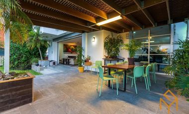 Casa en Venta en Valle Real en Coto Versalles con alberca y gran jardin.