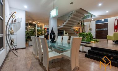 Casa en Venta en Valle Real en Coto Versalles con alberca y gran jardin.