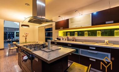 Casa en Venta en Valle Real en Coto Versalles con alberca y gran jardin.