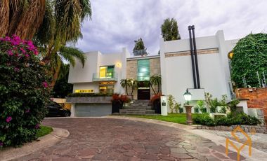 Casa en Venta en Valle Real en Coto Versalles con alberca y gran jardin.
