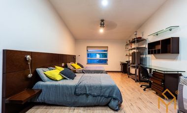 Casa en Venta en Valle Real en Coto Versalles con alberca y gran jardin.
