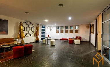 Casa en Venta en Valle Real en Coto Versalles con alberca y gran jardin.