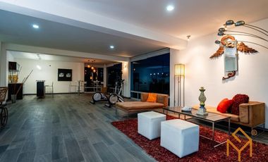 Casa en Venta en Valle Real en Coto Versalles con alberca y gran jardin.