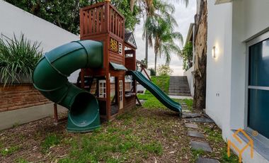 Casa en Venta en Valle Real en Coto Versalles con alberca y gran jardin.