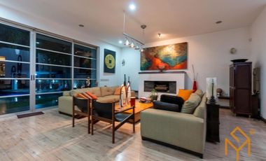 Casa en Venta en Valle Real en Coto Versalles con alberca y gran jardin.