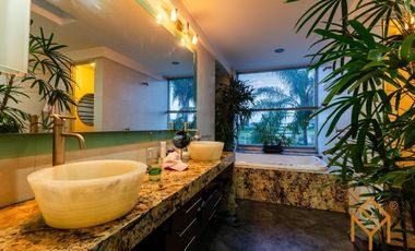 Casa en Venta en Valle Real en Coto Versalles con alberca y gran jardin.