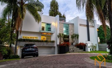 Casa en Venta en Valle Real en Coto Versalles con alberca y gran jardin.