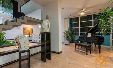 Casa en Venta en Valle Real en Coto Versalles con alberca y gran jardin.