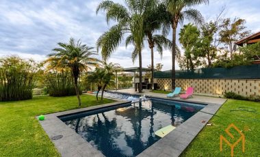 Casa en Venta en Valle Real en Coto Versalles con alberca y gran jardin.