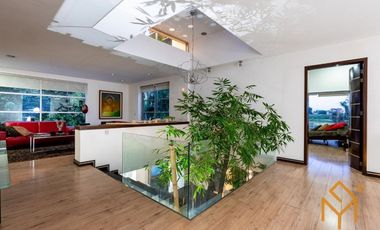 Casa en Venta en Valle Real en Coto Versalles con alberca y gran jardin.
