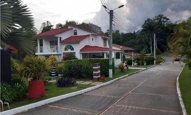 VENDO A PUERTA CERRADA COMPLETA CASA EN FUSAGASUGA 5H 4B 2G