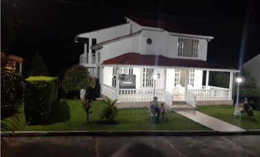 VENDO A PUERTA CERRADA COMPLETA CASA EN FUSAGASUGA 5H 4B 2G