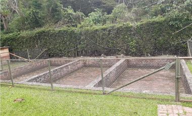 VENDO A PUERTA CERRADA COMPLETA CASA EN FUSAGASUGA 5H 4B 2G