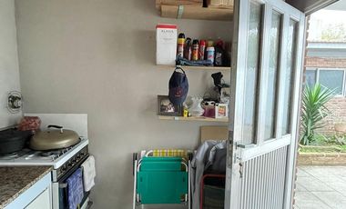 Casa en  venta de 4 ambientes con cochera, patio y parrilla - Wilde