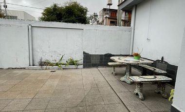 Casa en  venta de 4 ambientes con cochera, patio y parrilla - Wilde