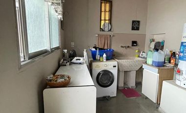 Casa en  venta de 4 ambientes con cochera, patio y parrilla - Wilde