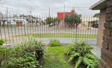 Casa en  venta de 4 ambientes con cochera, patio y parrilla - Wilde