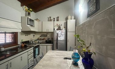 Casa en  venta de 4 ambientes con cochera, patio y parrilla - Wilde