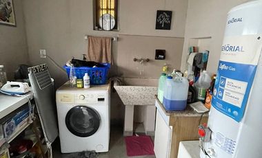 Casa en  venta de 4 ambientes con cochera, patio y parrilla - Wilde