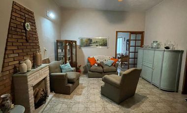 Casa en  venta de 4 ambientes con cochera, patio y parrilla - Wilde