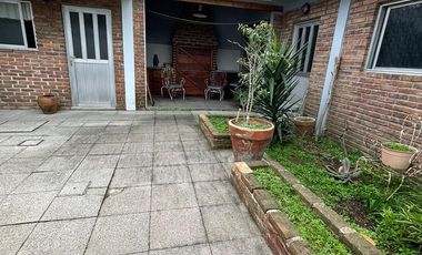 Casa en  venta de 4 ambientes con cochera, patio y parrilla - Wilde