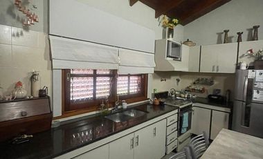 Casa en  venta de 4 ambientes con cochera, patio y parrilla - Wilde