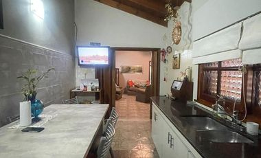 Casa en  venta de 4 ambientes con cochera, patio y parrilla - Wilde