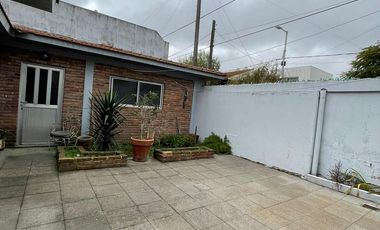 Casa en  venta de 4 ambientes con cochera, patio y parrilla - Wilde