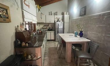 Casa en  venta de 4 ambientes con cochera, patio y parrilla - Wilde